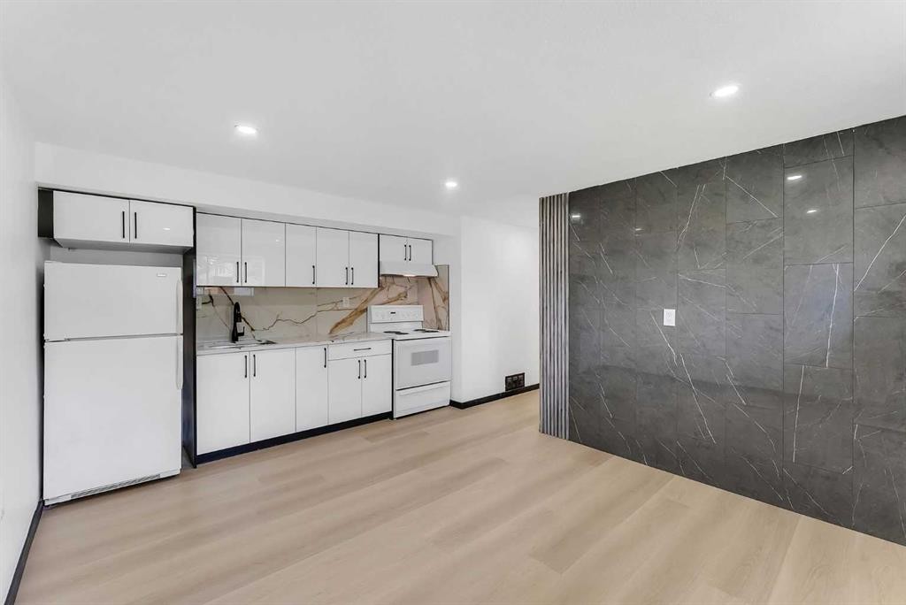 4108 13 Avenue Ne, Calgary, AB - Indoor Photo Showing Kitchen