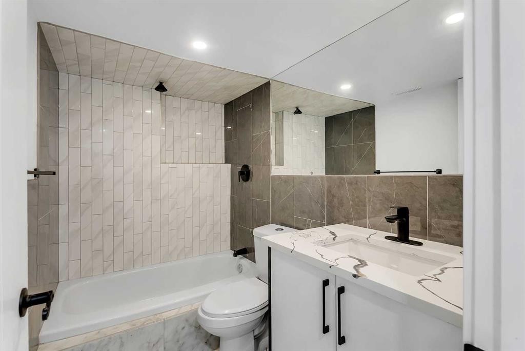 4108 13 Avenue Ne, Calgary, AB - Indoor Photo Showing Bathroom