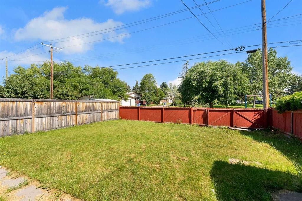 4108 13 Avenue Ne, Calgary, AB - Outdoor