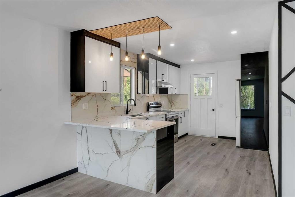 4108 13 Avenue Ne, Calgary, AB - Indoor Photo Showing Kitchen