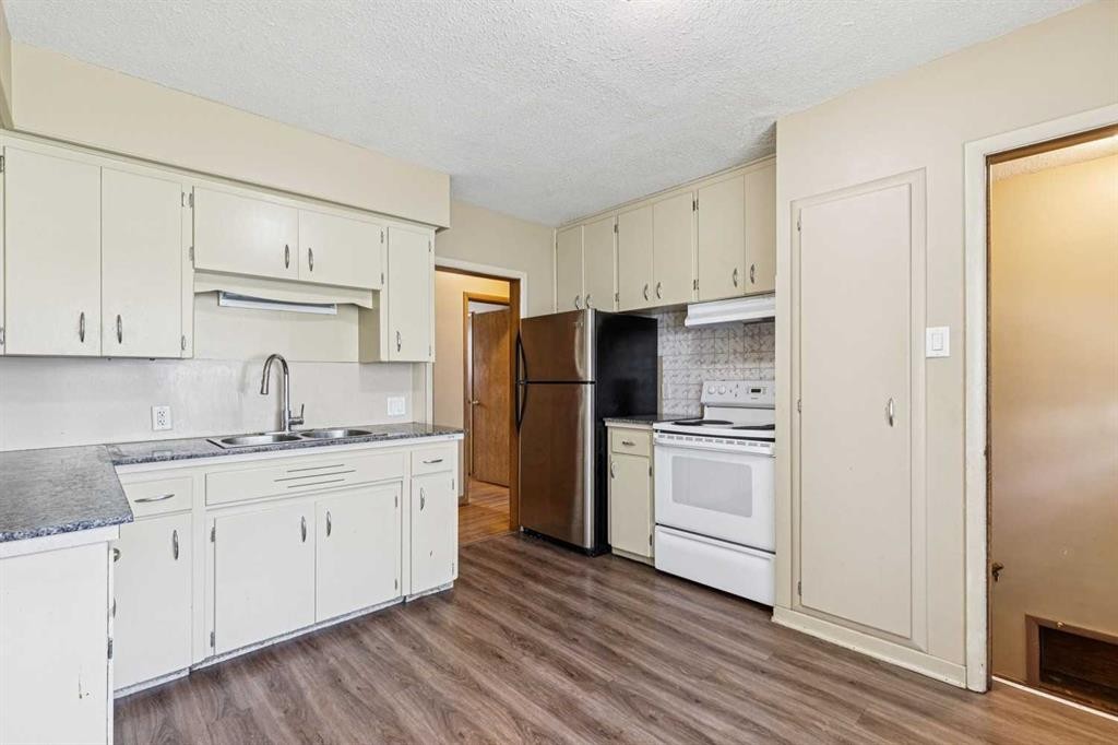 3103 13 Avenue Sw, Calgary, AB - Indoor Photo Showing Kitchen With Double Sink