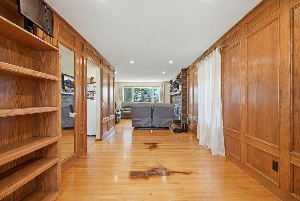 2415 Vista Crescent Ne, Calgary, AB - Indoor Photo Showing Other Room