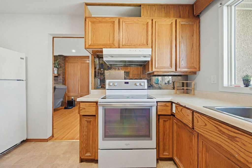 2415 Vista Crescent Ne, Calgary, AB - Indoor Photo Showing Kitchen