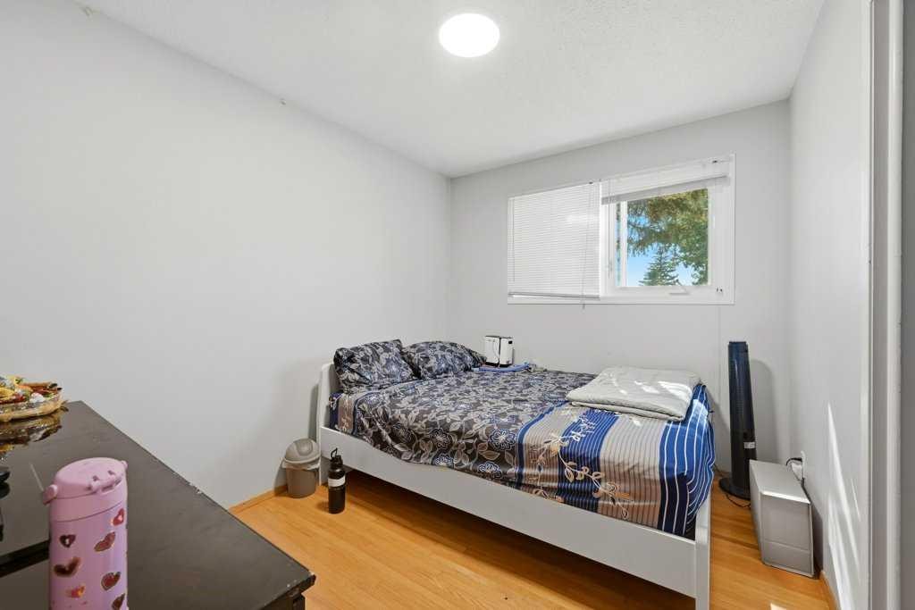 2415 Vista Crescent Ne, Calgary, AB - Indoor Photo Showing Bedroom