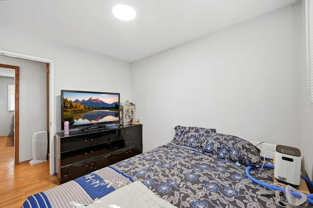 2415 Vista Crescent Ne, Calgary, AB - Indoor Photo Showing Bedroom