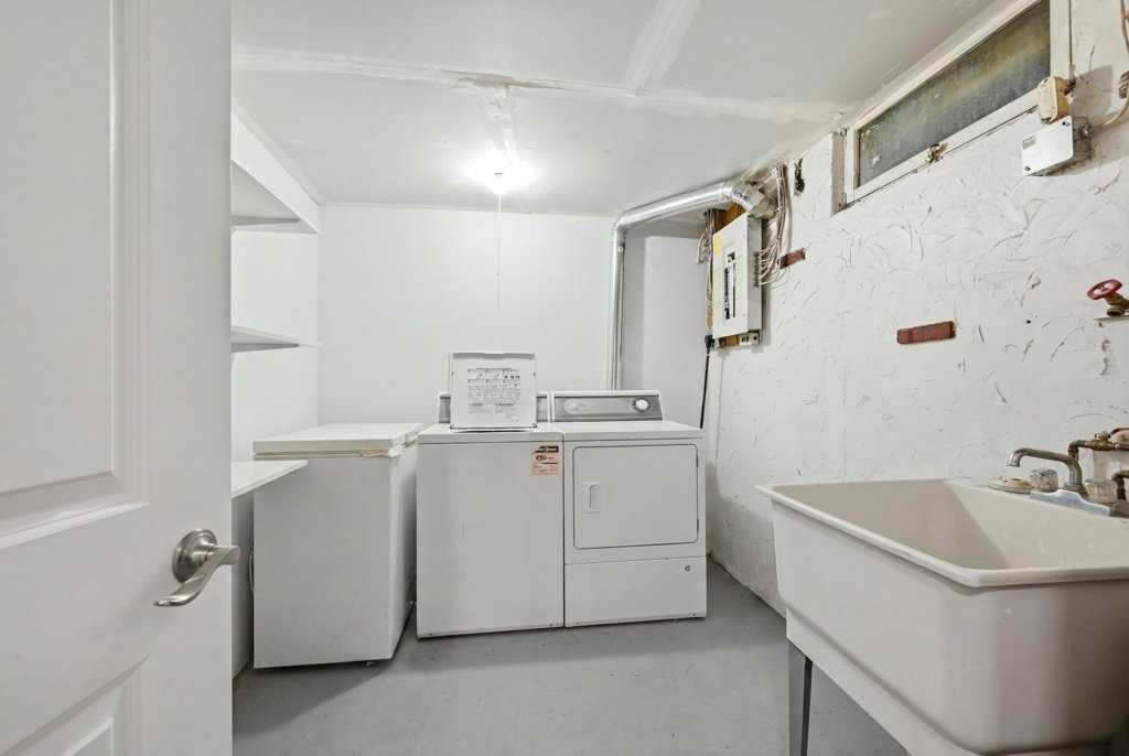2415 Vista Crescent Ne, Calgary, AB - Indoor Photo Showing Laundry Room