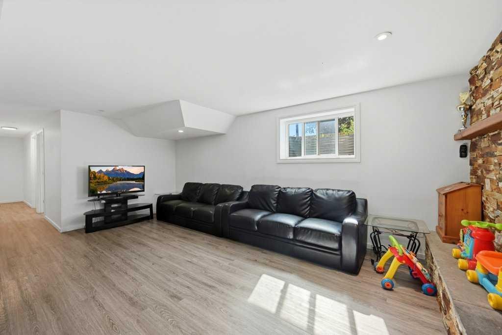2415 Vista Crescent Ne, Calgary, AB - Indoor Photo Showing Living Room