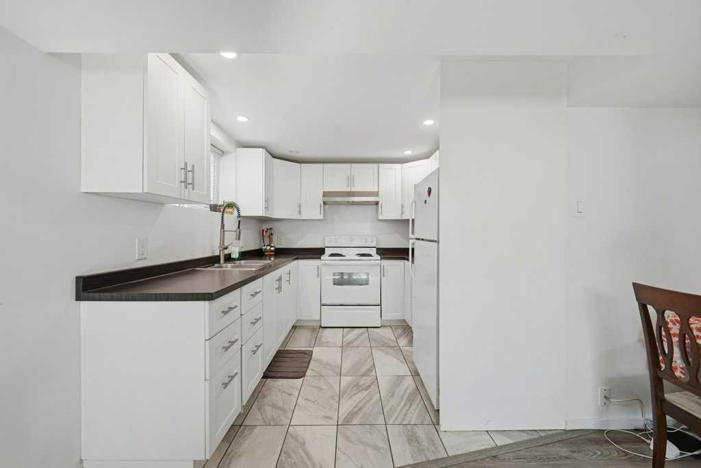 2415 Vista Crescent Ne, Calgary, AB - Indoor Photo Showing Kitchen