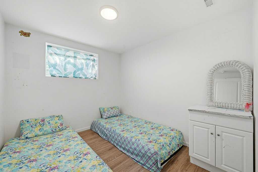 2415 Vista Crescent Ne, Calgary, AB - Indoor Photo Showing Bedroom