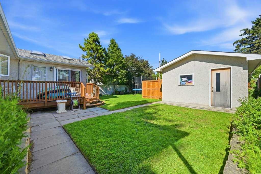 2415 Vista Crescent Ne, Calgary, AB - Outdoor