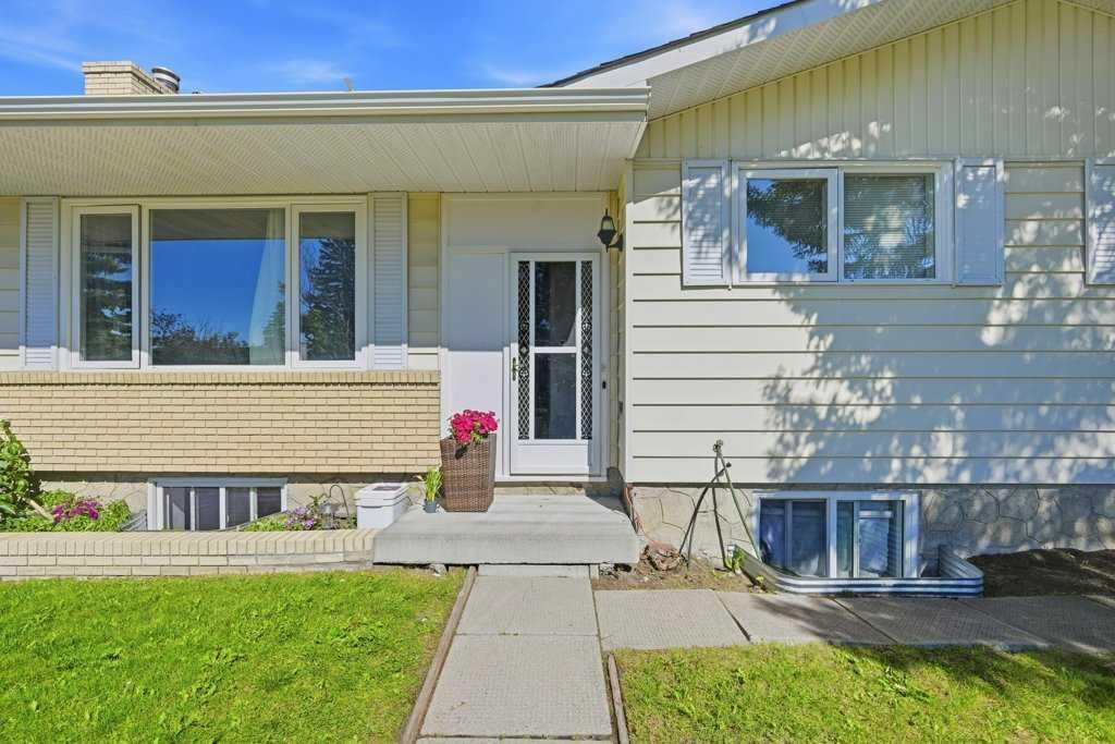 2415 Vista Crescent Ne, Calgary, AB - Outdoor