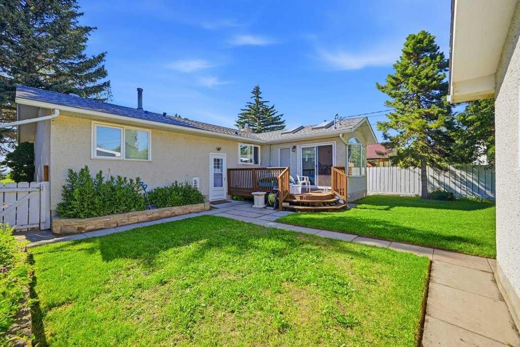 2415 Vista Crescent Ne, Calgary, AB - Outdoor