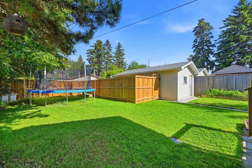 2415 Vista Crescent Ne, Calgary, AB - Outdoor With Backyard