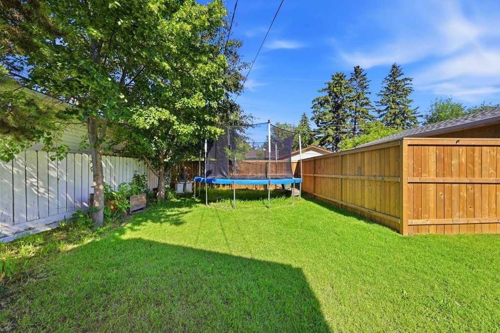 2415 Vista Crescent Ne, Calgary, AB - Outdoor With Backyard