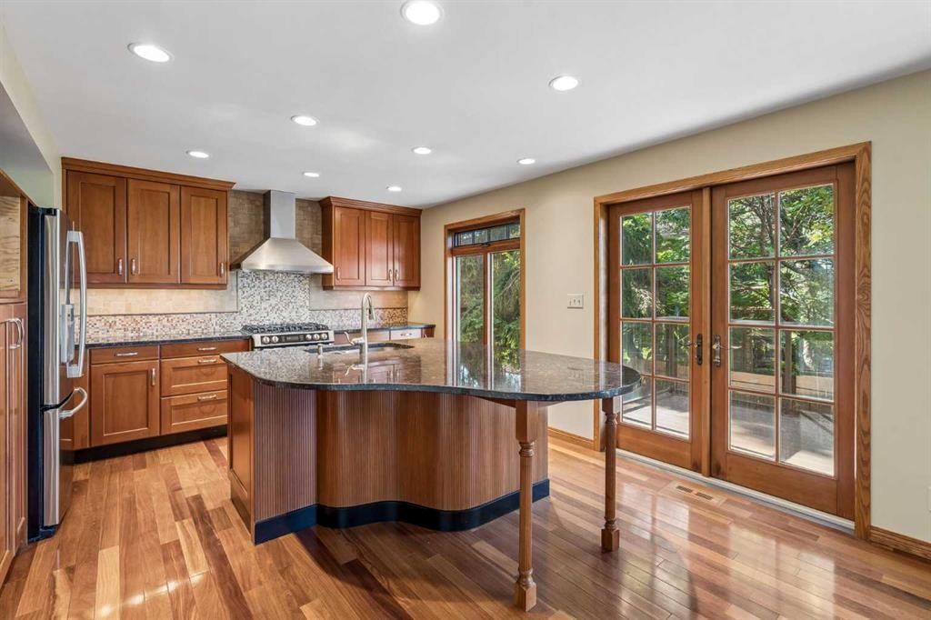 31 Edgehill Bay Nw, Calgary, AB - Indoor Photo Showing Kitchen
