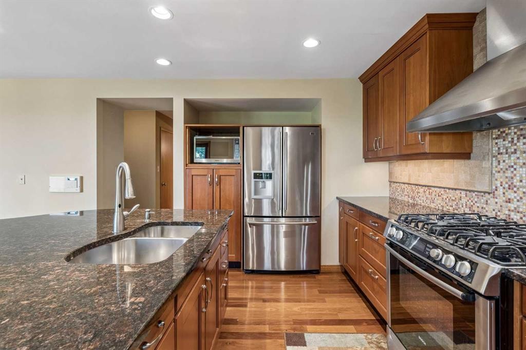 31 Edgehill Bay Nw, Calgary, AB - Indoor Photo Showing Kitchen With Double Sink