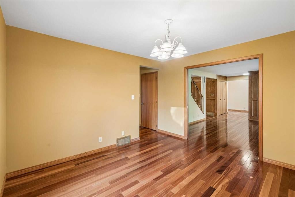 31 Edgehill Bay Nw, Calgary, AB - Indoor Photo Showing Other Room