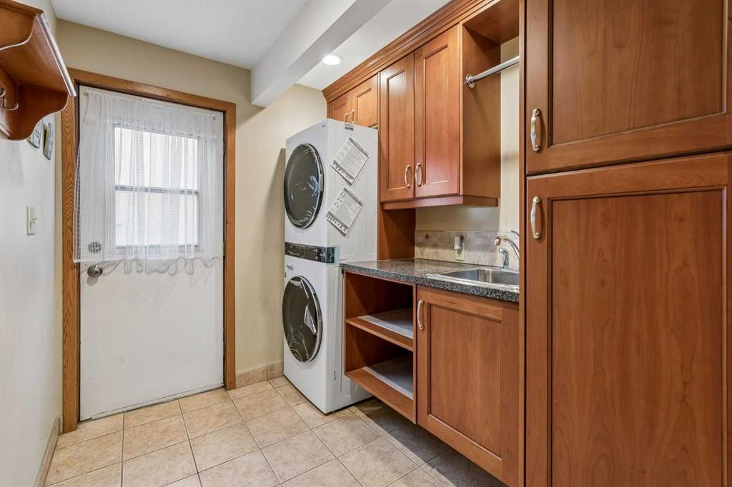 31 Edgehill Bay Nw, Calgary, AB - Indoor Photo Showing Laundry Room
