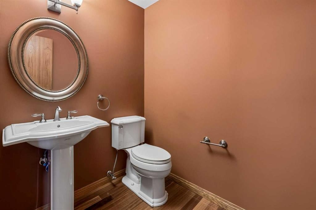 31 Edgehill Bay Nw, Calgary, AB - Indoor Photo Showing Bathroom