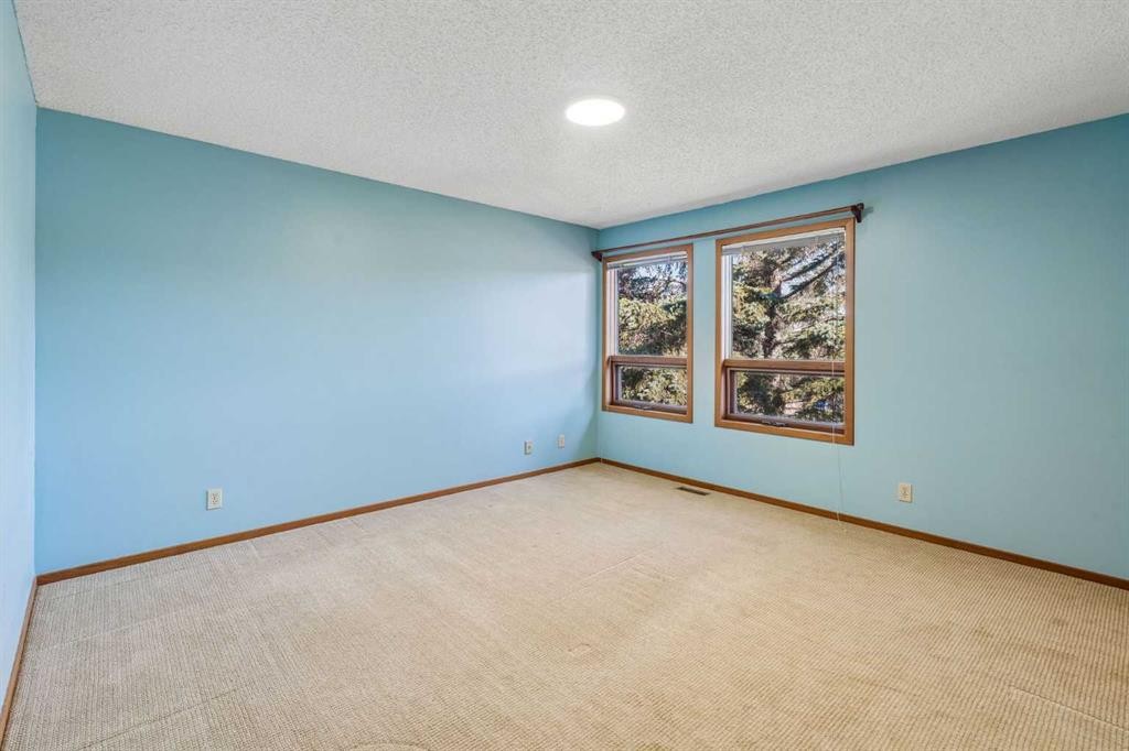 31 Edgehill Bay Nw, Calgary, AB - Indoor Photo Showing Other Room