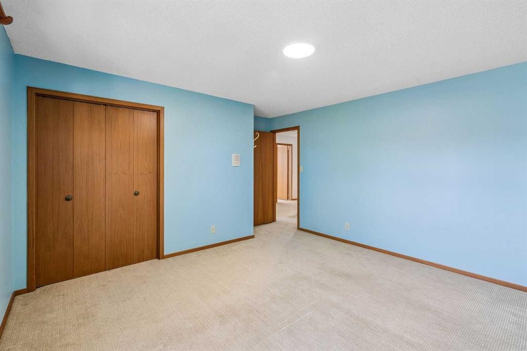 31 Edgehill Bay Nw, Calgary, AB - Indoor Photo Showing Other Room