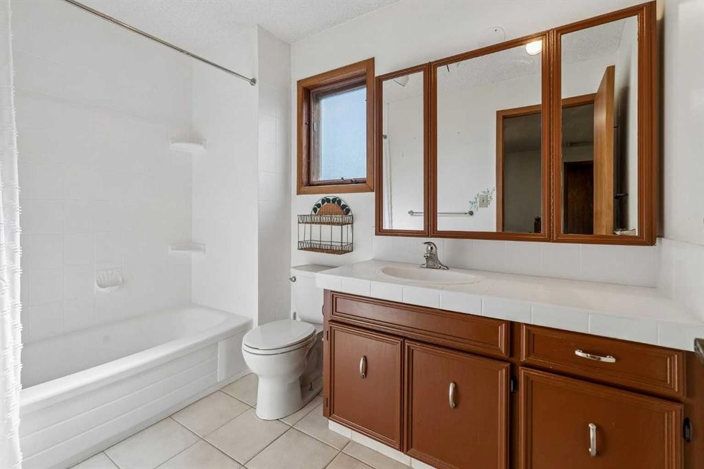 31 Edgehill Bay Nw, Calgary, AB - Indoor Photo Showing Bathroom