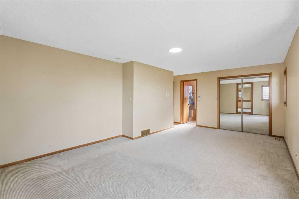31 Edgehill Bay Nw, Calgary, AB - Indoor Photo Showing Other Room