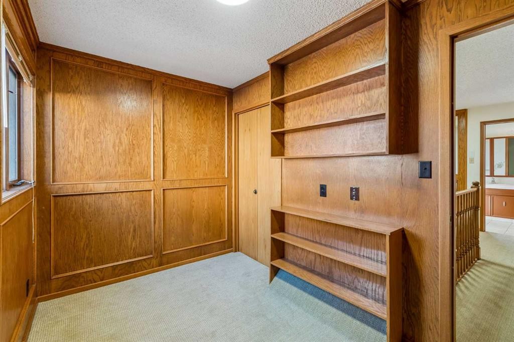 31 Edgehill Bay Nw, Calgary, AB - Indoor Photo Showing Other Room