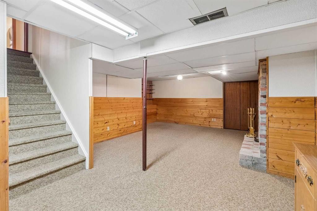 31 Edgehill Bay Nw, Calgary, AB - Indoor Photo Showing Basement