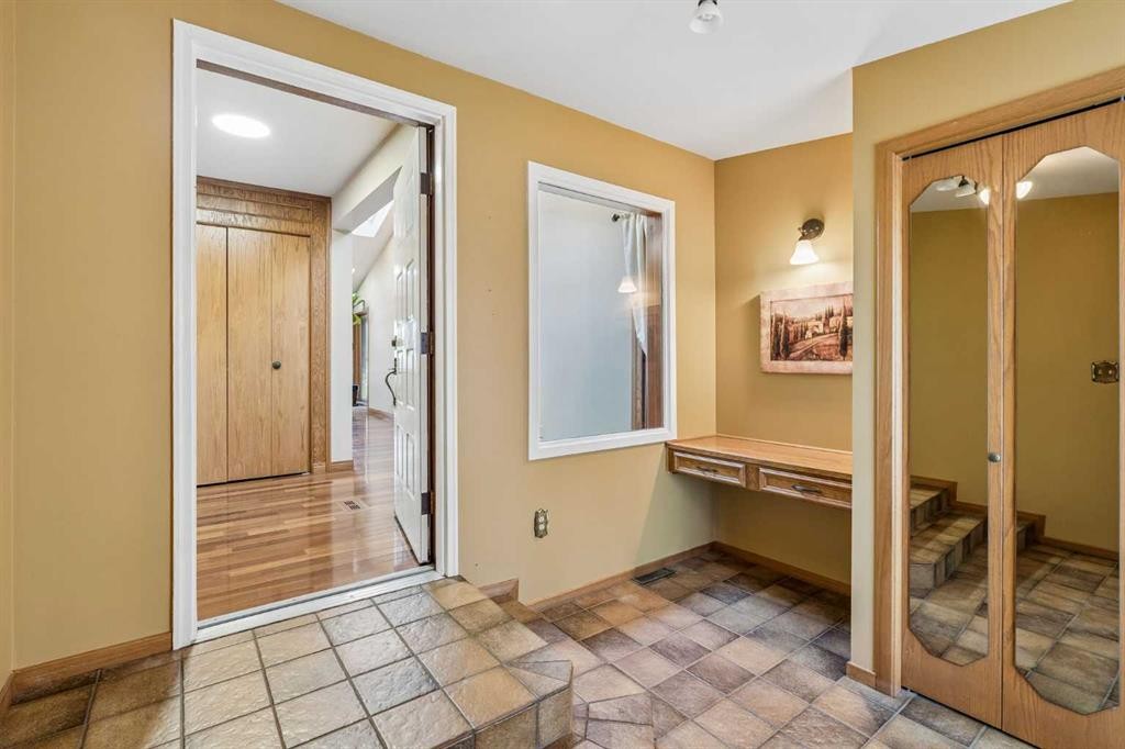 31 Edgehill Bay Nw, Calgary, AB - Indoor Photo Showing Other Room