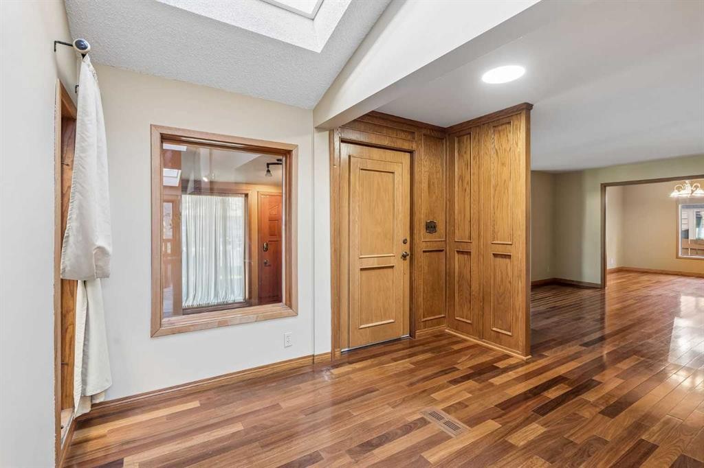 31 Edgehill Bay Nw, Calgary, AB - Indoor Photo Showing Other Room