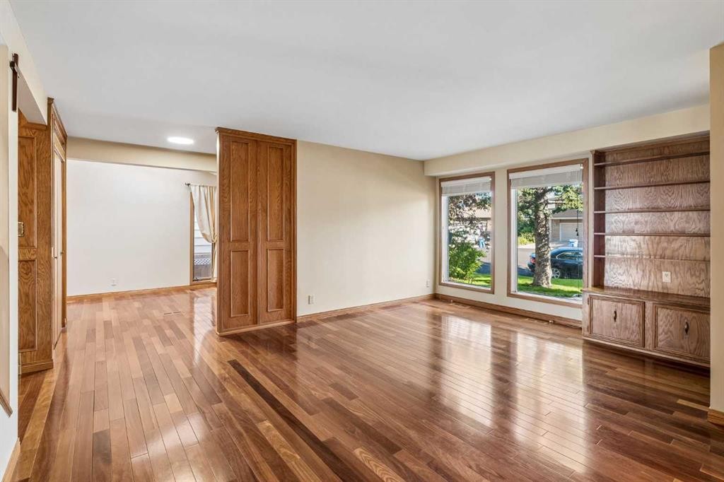 31 Edgehill Bay Nw, Calgary, AB - Indoor Photo Showing Other Room