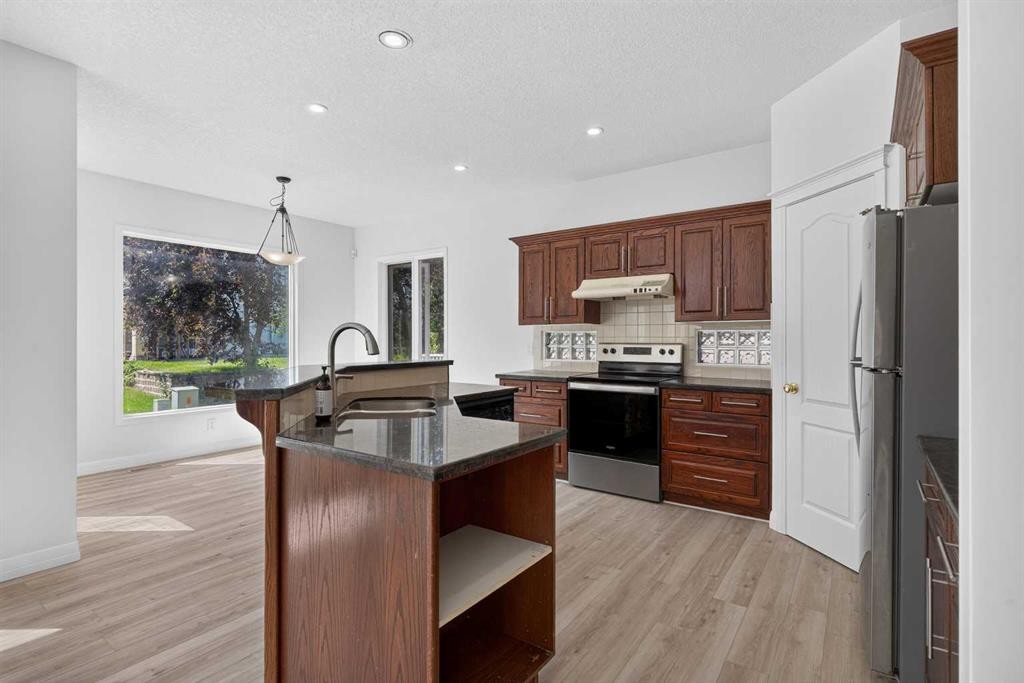 78 Hamptons Circle Nw, Calgary, AB - Indoor Photo Showing Kitchen With Stainless Steel Kitchen