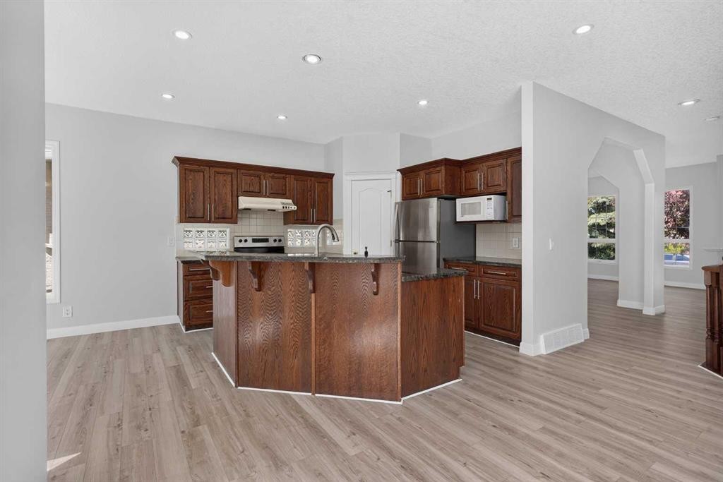 78 Hamptons Circle Nw, Calgary, AB - Indoor Photo Showing Kitchen