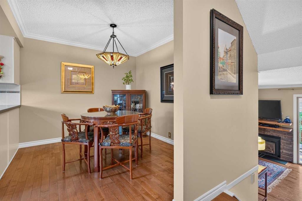 12-140 Point Drive Nw, Calgary, AB - Indoor Photo Showing Dining Room