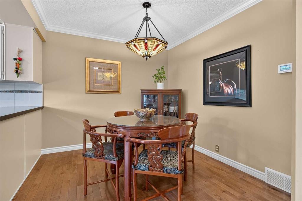 12-140 Point Drive Nw, Calgary, AB - Indoor Photo Showing Dining Room