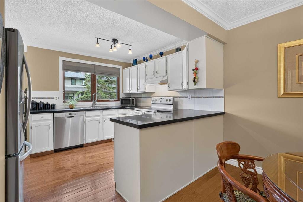 12-140 Point Drive Nw, Calgary, AB - Indoor Photo Showing Kitchen