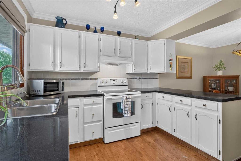 12-140 Point Drive Nw, Calgary, AB - Indoor Photo Showing Kitchen With Double Sink