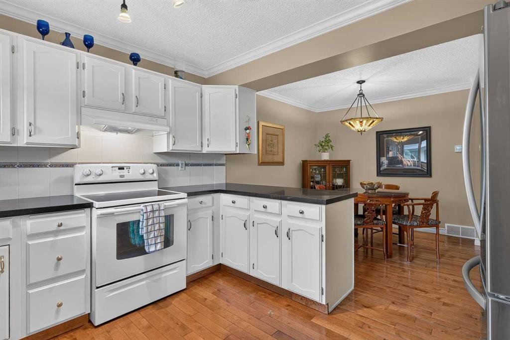 12-140 Point Drive Nw, Calgary, AB - Indoor Photo Showing Kitchen