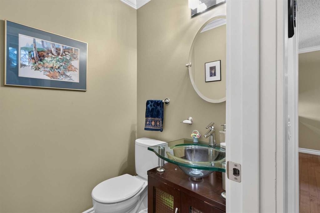 12-140 Point Drive Nw, Calgary, AB - Indoor Photo Showing Bathroom