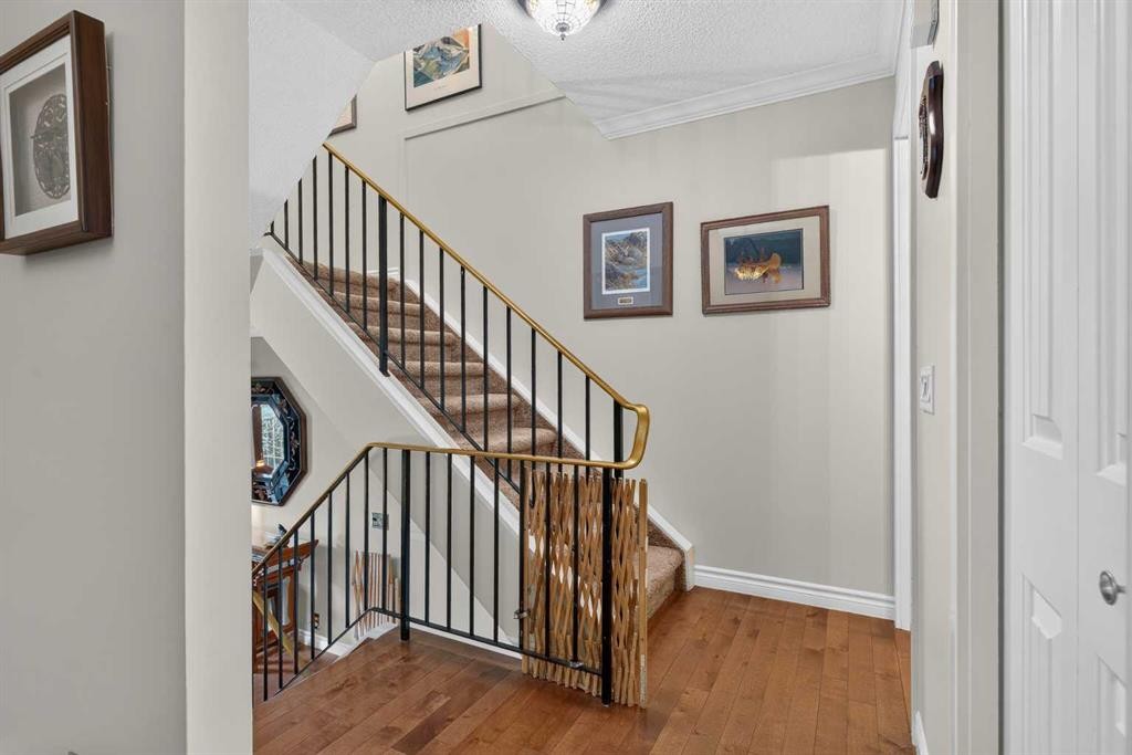 12-140 Point Drive Nw, Calgary, AB - Indoor Photo Showing Other Room