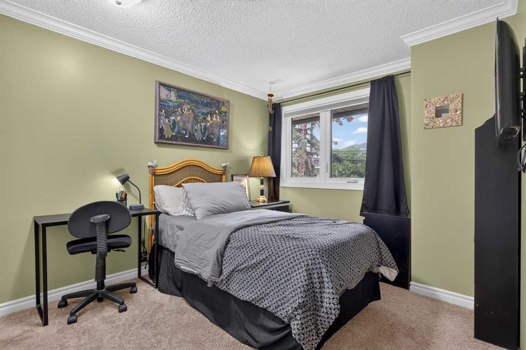 12-140 Point Drive Nw, Calgary, AB - Indoor Photo Showing Bedroom