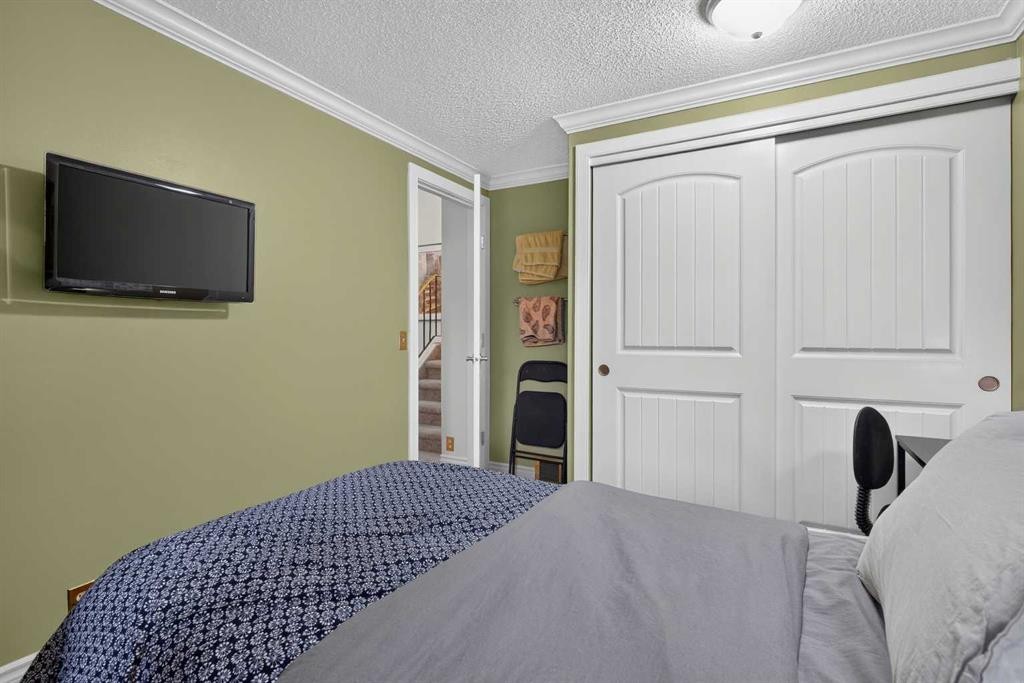 12-140 Point Drive Nw, Calgary, AB - Indoor Photo Showing Bedroom