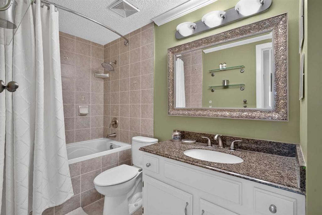 12-140 Point Drive Nw, Calgary, AB - Indoor Photo Showing Bathroom