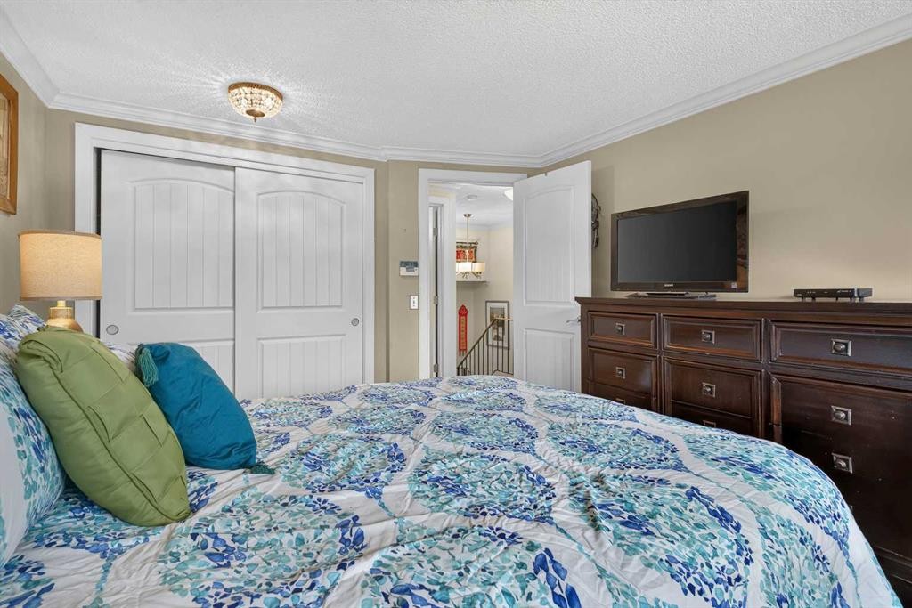 12-140 Point Drive Nw, Calgary, AB - Indoor Photo Showing Bedroom
