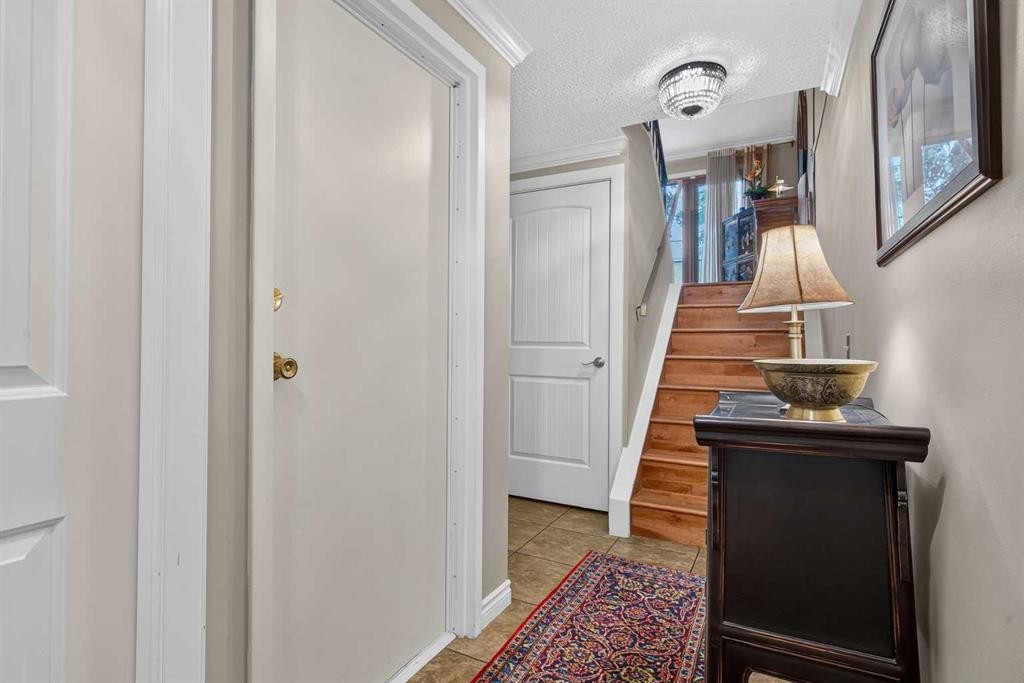 12-140 Point Drive Nw, Calgary, AB - Indoor Photo Showing Other Room