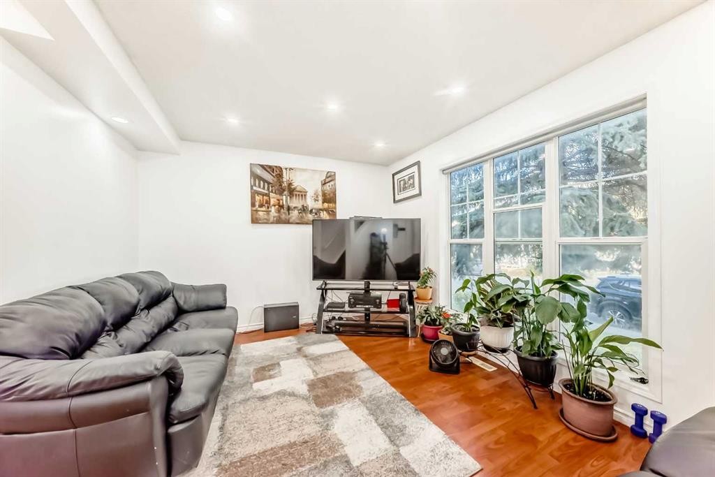 79 Hidden Crescent Nw, Calgary, AB - Indoor Photo Showing Living Room