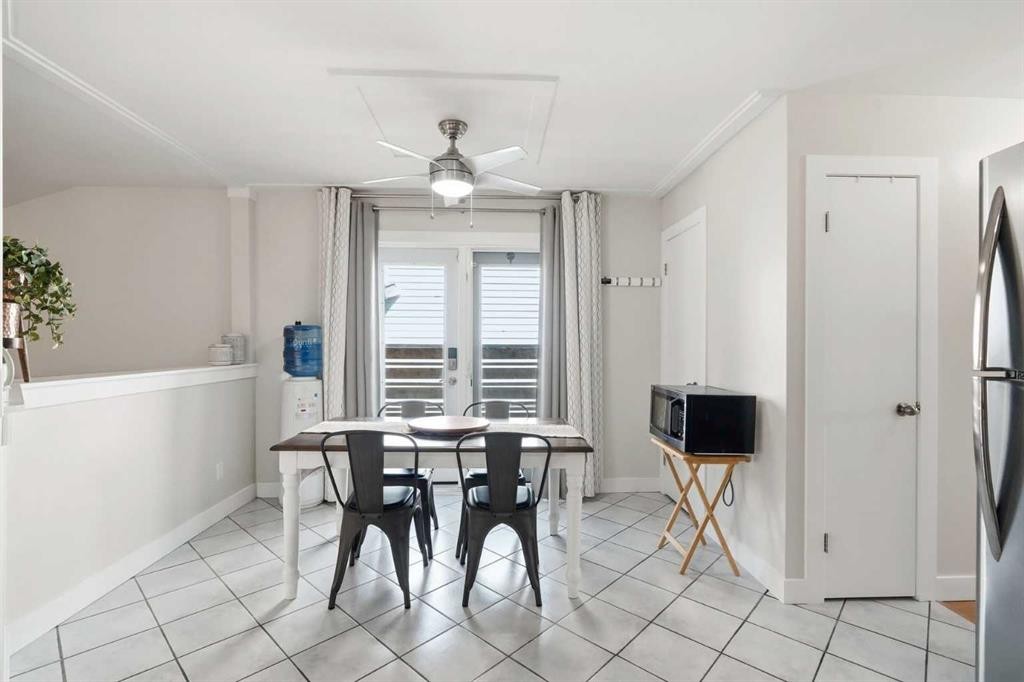 19 Millcrest Way Sw, Calgary, AB - Indoor Photo Showing Dining Room