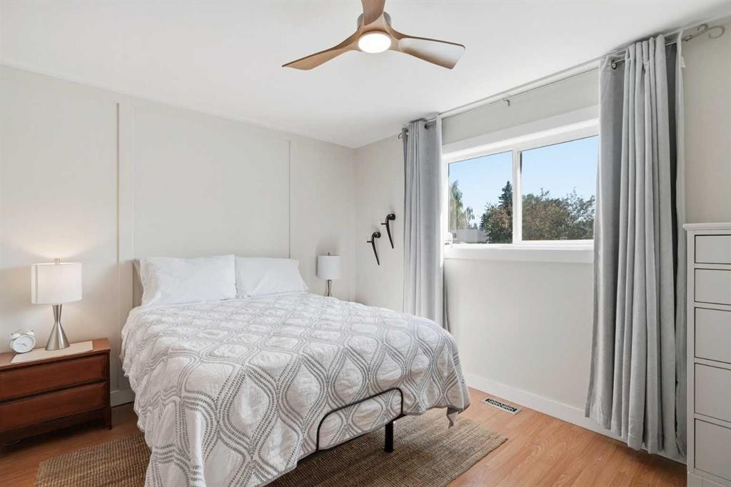 19 Millcrest Way Sw, Calgary, AB - Indoor Photo Showing Bedroom