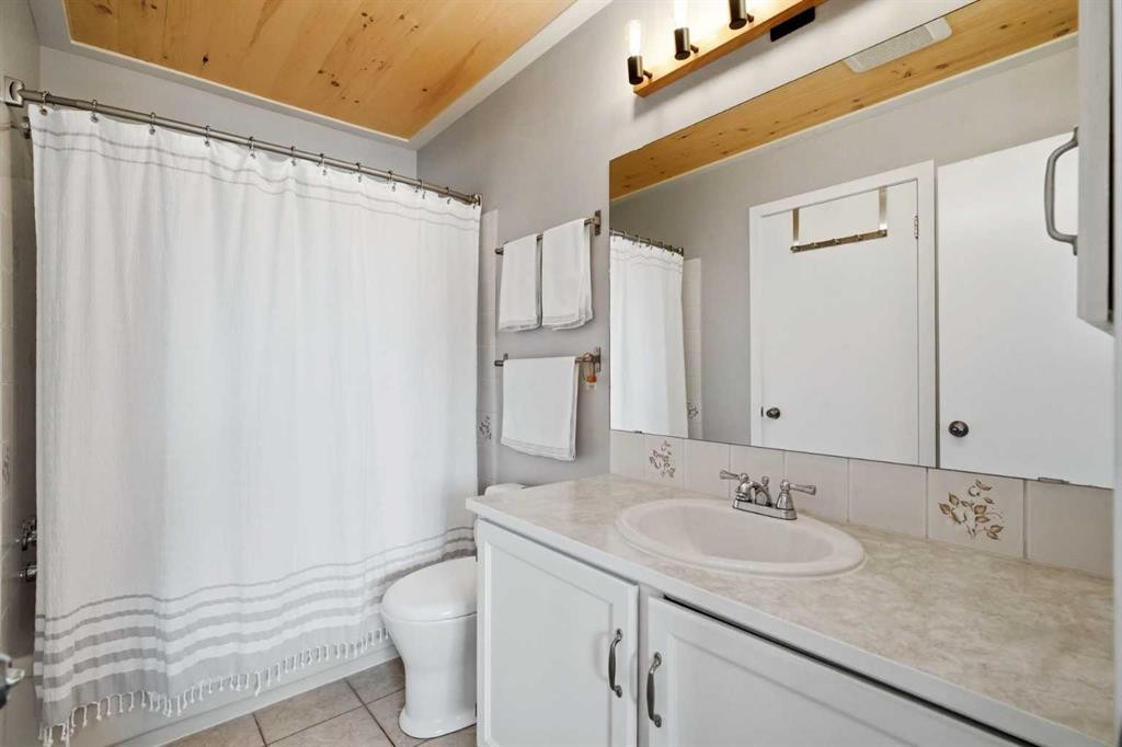 19 Millcrest Way Sw, Calgary, AB - Indoor Photo Showing Bathroom